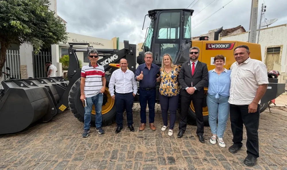 Livramento de Nossa Senhora recebe pá carregadeira adquirida por meio de emenda parlamentar