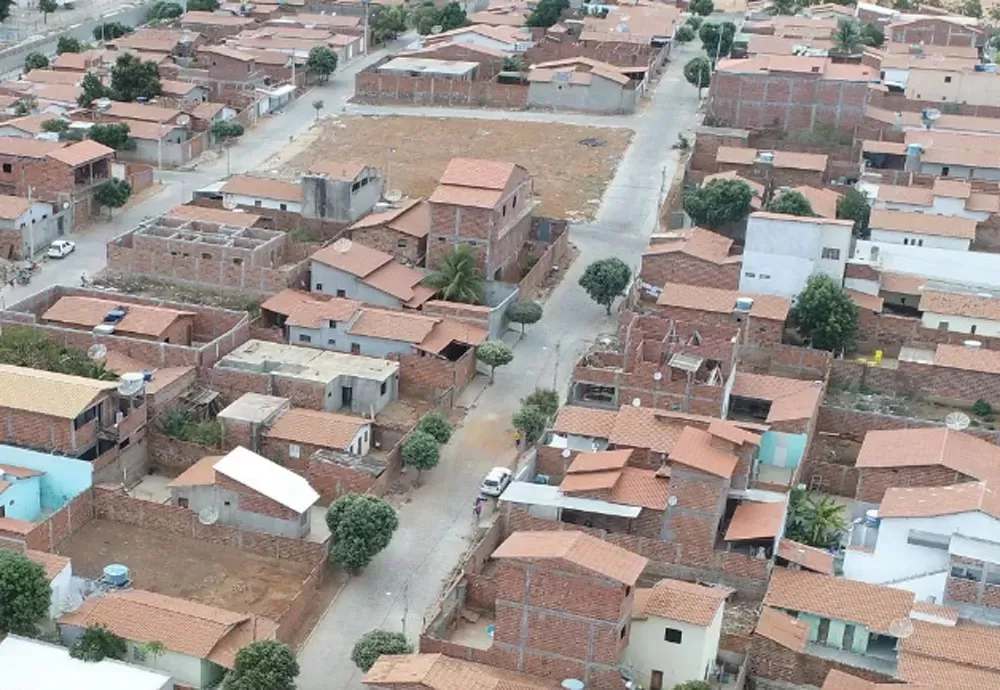 Entrega de títulos definitivos da regularização fundiária é adiada devido à forte chuva em Brumado