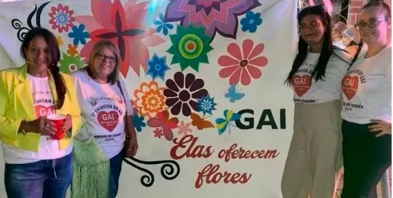 Elas oferecem flores