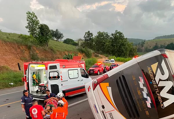BR-101: Ônibus de turismo tomba deixando nove mortos e 23 feridos