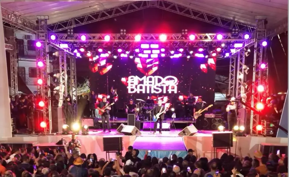 Amado Batista arrasta multidão na segunda noite do São Pedro do Olhos D’Água em Brumado