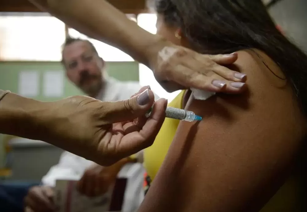 Brasil passa a adotar esquema de dose única contra o HPV