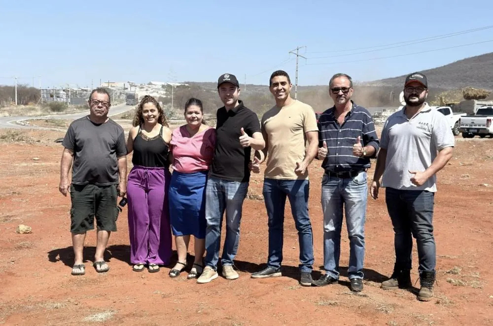 Prefeito Fabrício acompanha limpeza de rotatória e anuncia iluminação da BR-030 até a Vila Presidente Vargas, em Brumado