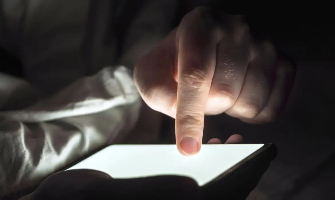 Conteúdos falsos criados com IA mais que triplicam entre 2024 e 2025