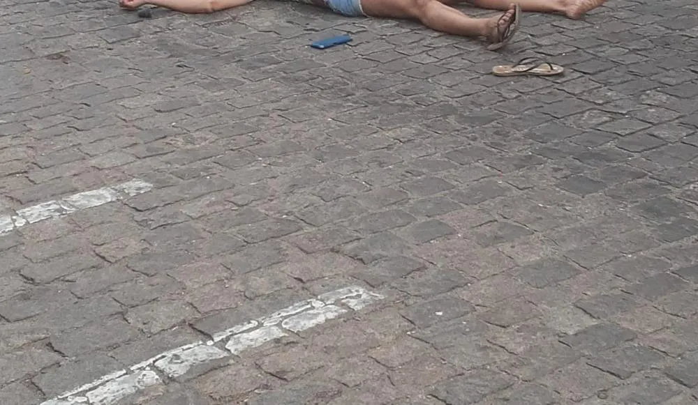 Mulher é agredida pelo companheiro em via pública de Brumado; polícia procura suspeito