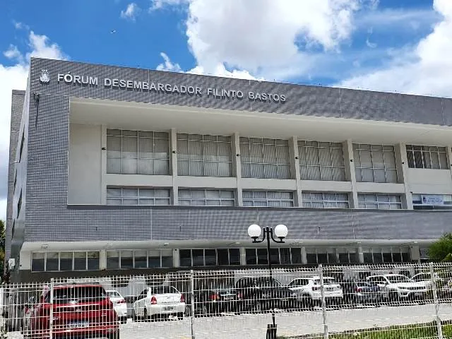 Ex-vereador é condenado a 35 anos de prisão por feminicídio julgado em Feira de Santana