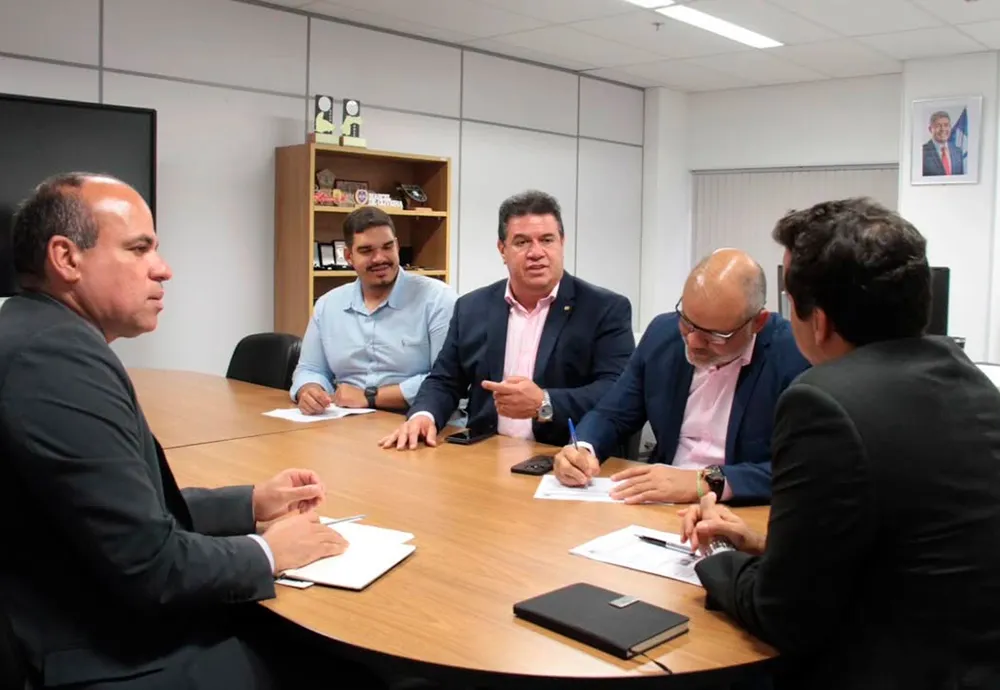 Marquinho Viana e o subsecretário Marcel de Oliveira discutem ações para reforçar a segurança em Boquira e na Bacia do Paramirim