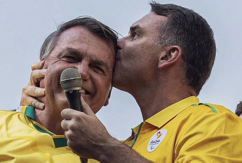 Bolsonaro escolhe Flávio Bolsonaro como pré-candidato à Presidência em 2026
