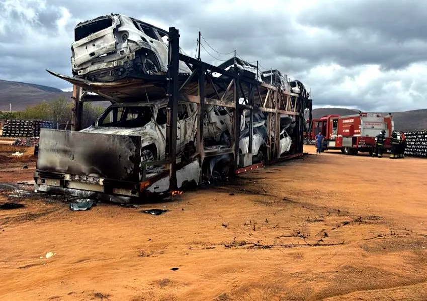 Incêndio destrói caminhão-cegonha e dez veículos na BA-026, em Maracás