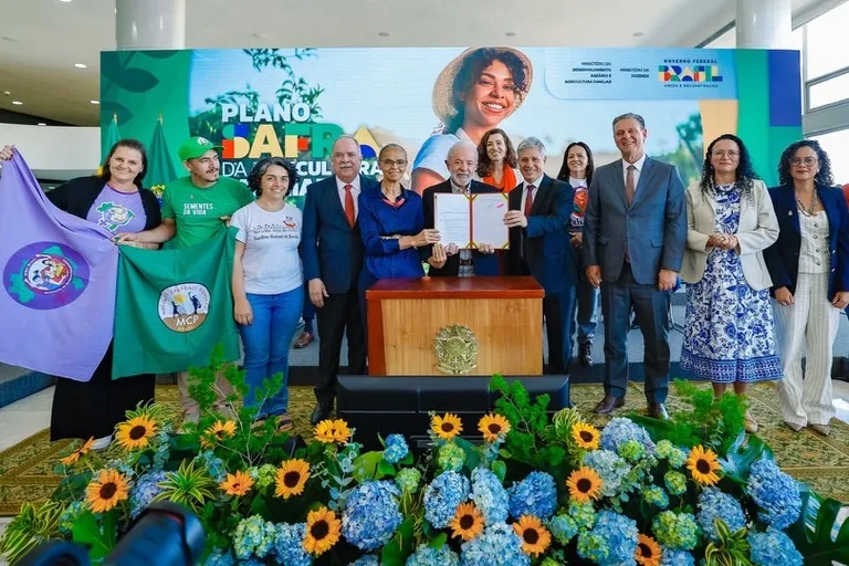 ‘Tudo o que se planta no Brasil, dá’, diz Lula ao lançar Plano Safra com o maior volume de recursos para a agricultura familiar
