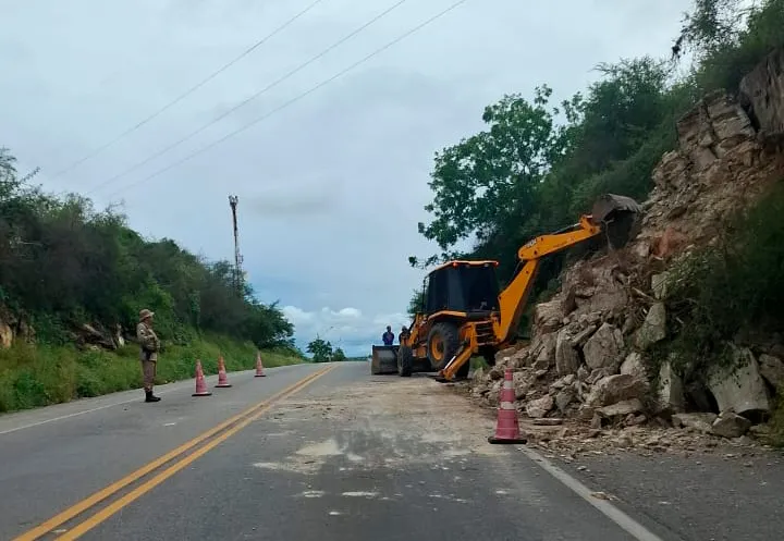 Deslizamento de terra interdita trecho da BA-262 em Aracatu
