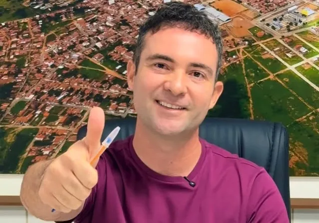 Prefeito Fabrício Abrantes anuncia antecipação de 50% do décimo terceiro dos servidores de Brumado
