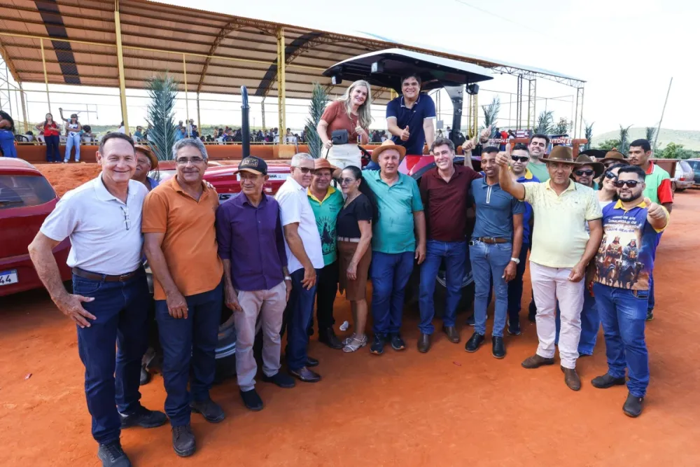 Ivana Bastos vai a Lagoa Real, participa de celebração e entrega equipamentos para a agricultura familiar