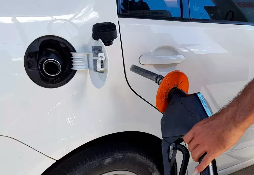 Governo cria subsídio de até R$ 0,89 para segurar preço da gasolina