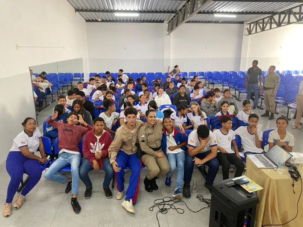 Polícia Militar realiza palestra sobre drogas e apresenta PROERD a alunos do 7º ano da EMTI Idalina Azevedo em Brumado