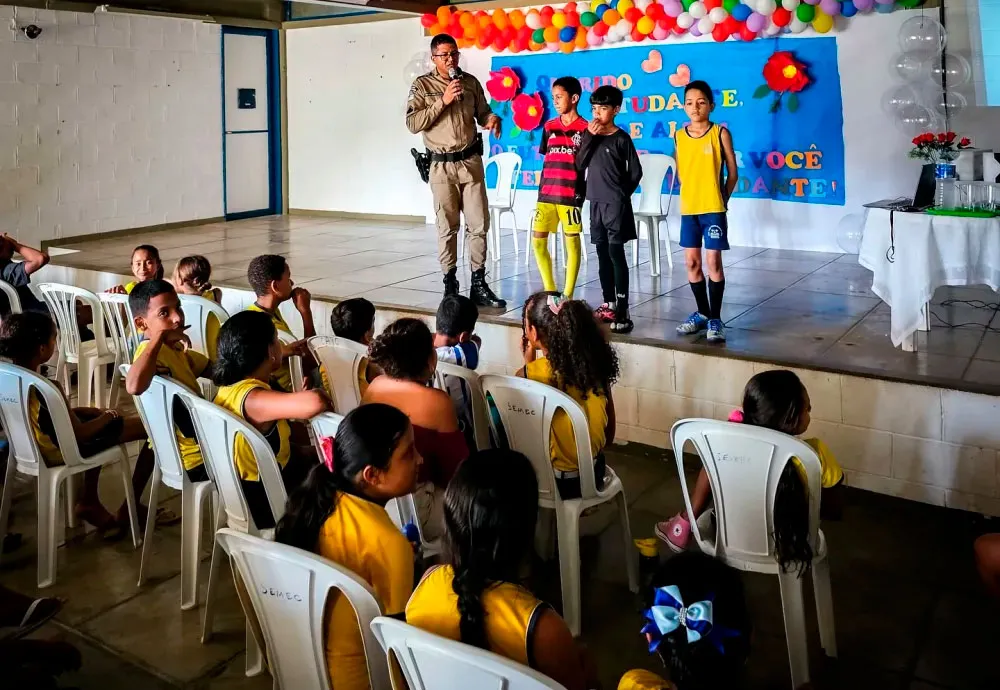 Ronda Escolar realiza palestra motivacional para alunos do CAIC em Brumado