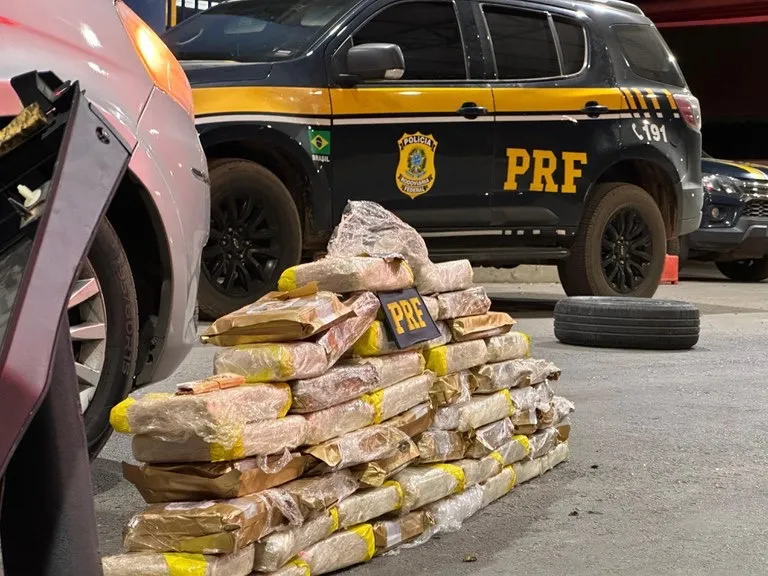 PRF apreende mais de 50 kg de maconha durante fiscalização na BR-242, em Barreiras