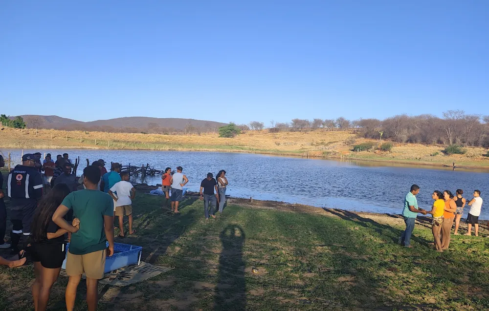 Quatro crianças morrem após embarcação improvisada virar em lagoa na zona rural de Paramirim