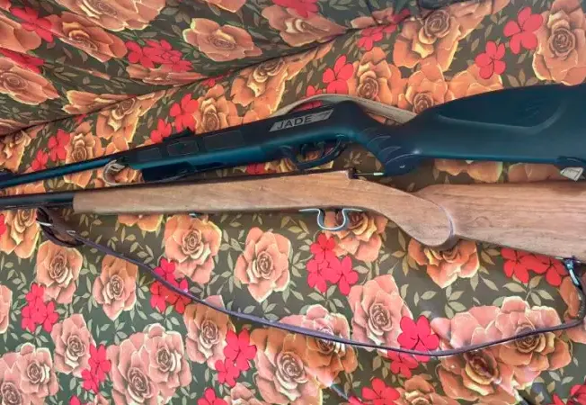 PM apreende armas após denúncia sobre rifle calibre .22 na zona rural de Barra da Estiva