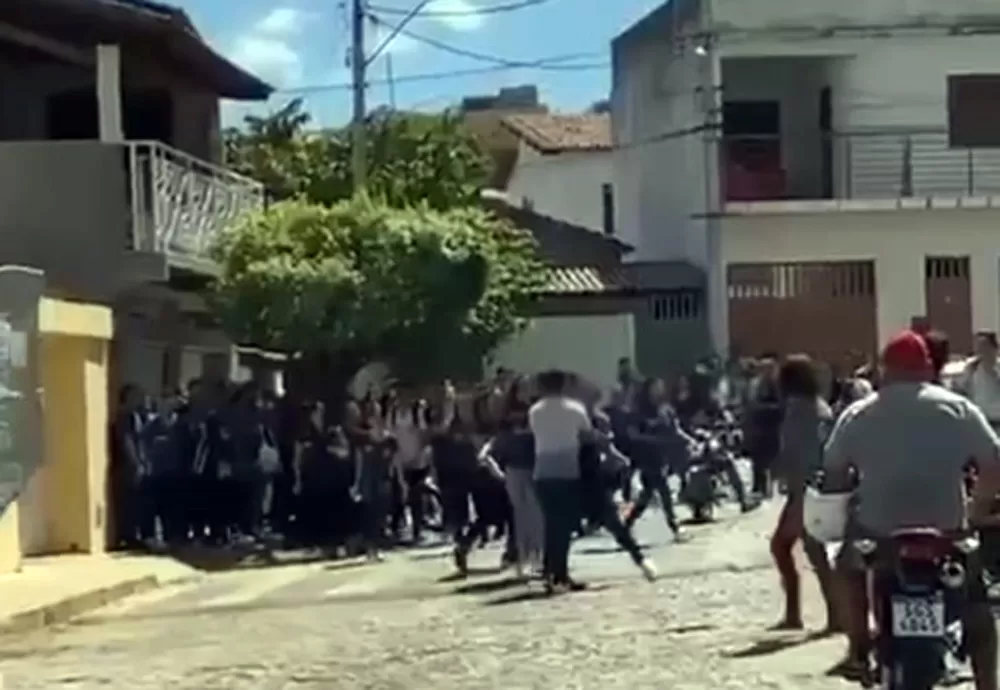 Brumado: Estudante do CEEP é hostilizada por colegas após criar perfil falso nas redes sociais