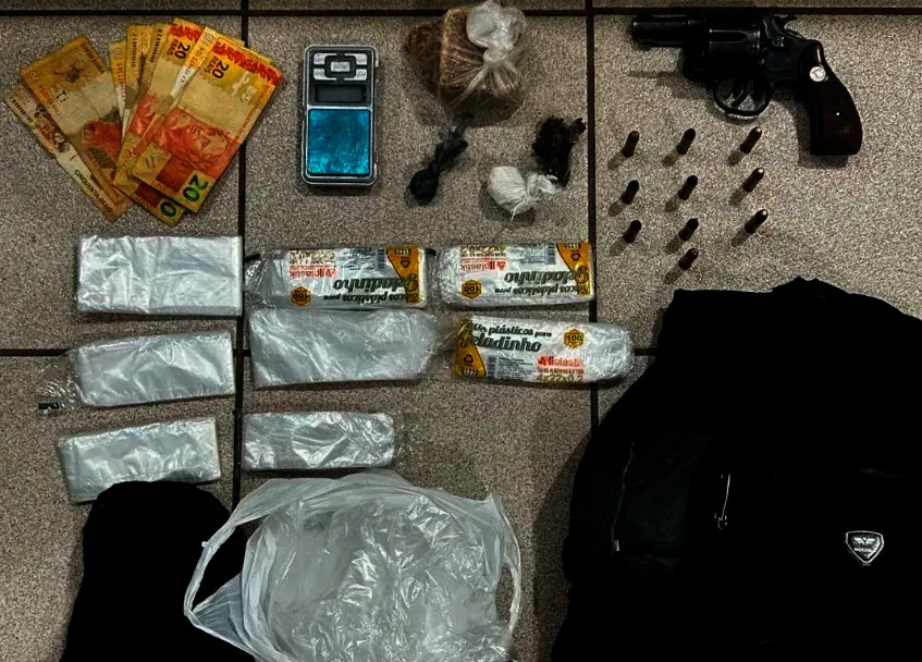 Homem é preso por tráfico de drogas e porte ilegal de arma de fogo em Vitória da Conquista