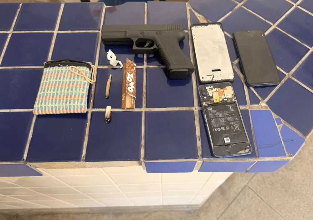 PM apreende simulacro de arma de fogo e drogas após chamado de briga de casal em Brumado