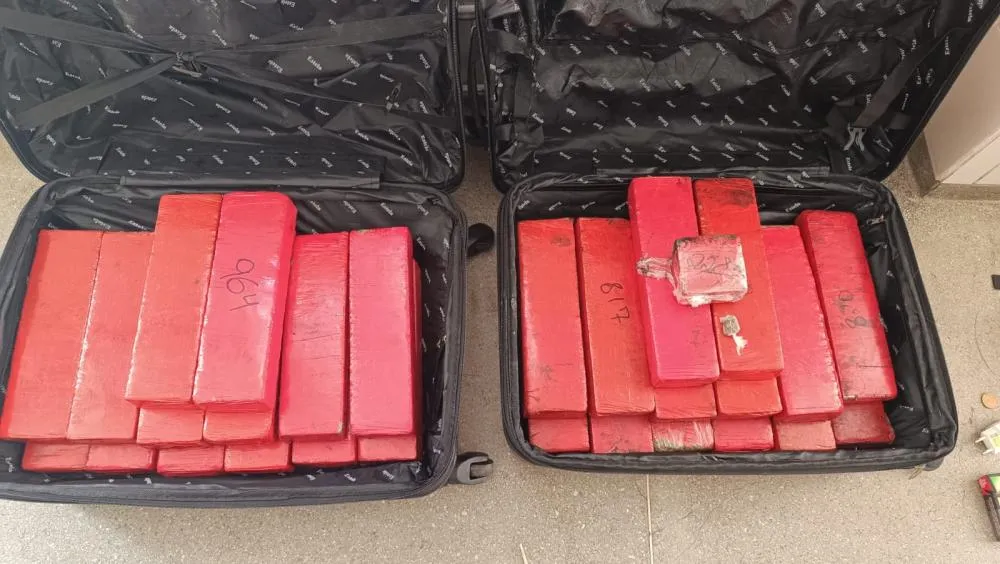 PM intercepta ônibus com destino à Guanambi e apreende suspeito com 28 tabletes de maconha em Urandi