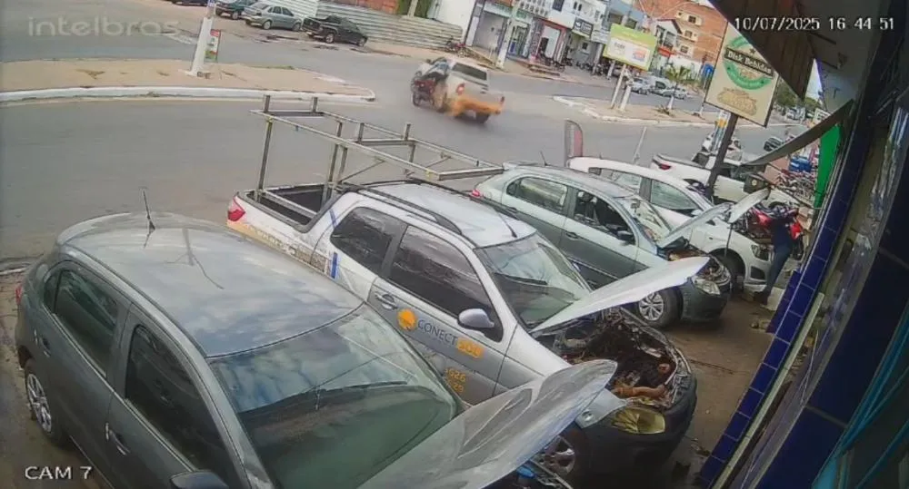 Colisão entre moto e caminhonete é registrada na Avenida Centenário em Brumado