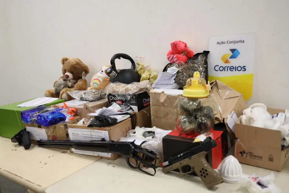 Operação de Contenção localiza drogas e armas de fogo em encomendas enviadas pelos Correios