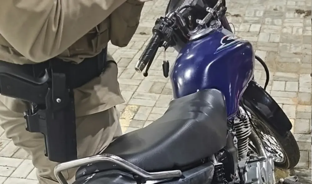 PM recupera motocicleta com restrição judicial após fuga de dois homens em Aracatu
