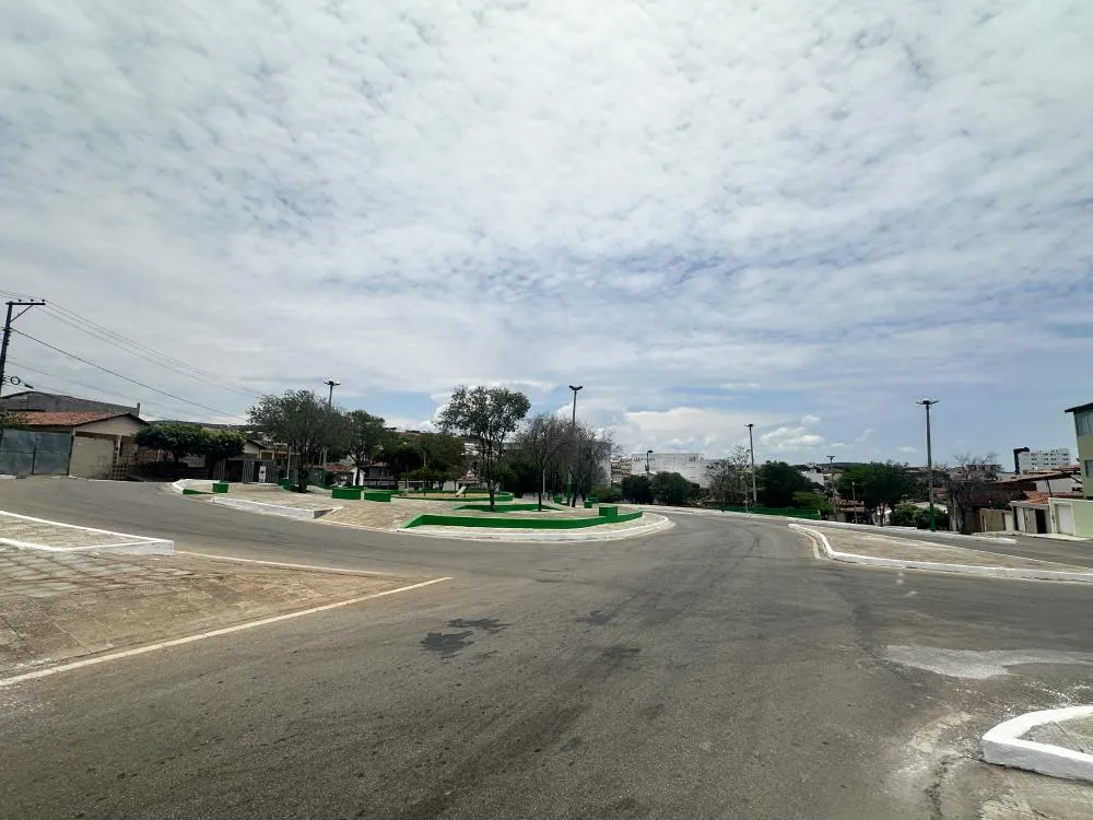 Prefeitura de Brumado requalifica canteiro central da Avenida João Paulo I