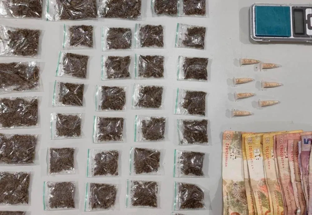 Mulher com histórico criminal é presa por tráfico de drogas em Cândido Sales