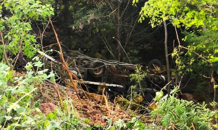 Serra das Almas: Motorista morre após caminhão sair da pista na BA-148 entre Livramento e Rio de Contas
