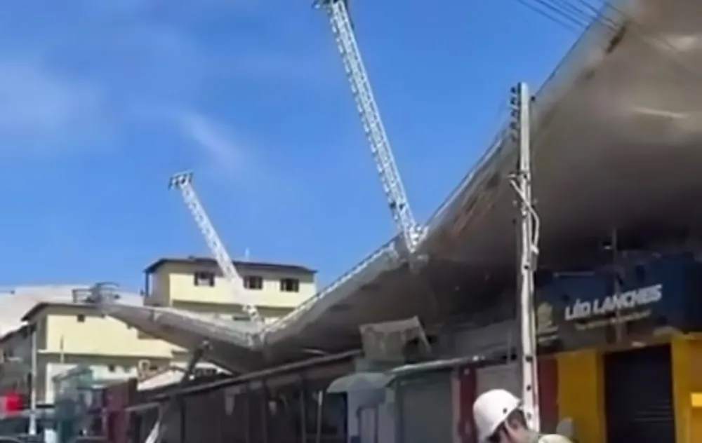 Desmontagem da estrutura do São João termina com desabamento sobre quiosques em Tanhaçu