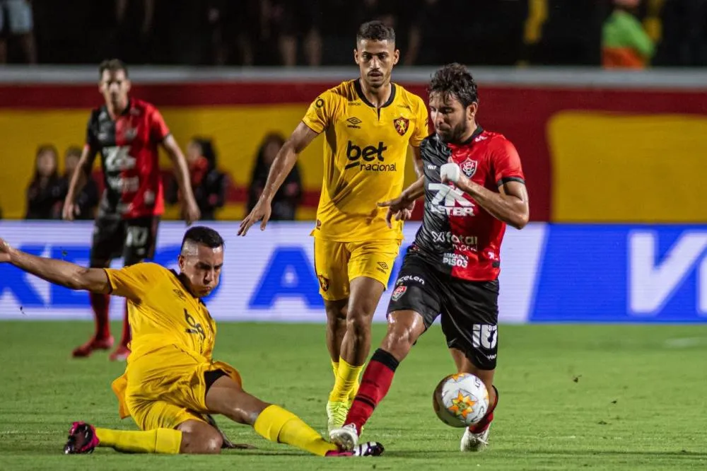 Com gol de Janderson, o Vitória venceu o Sport no Barradão e carimbou a vaga na próxima fase da Copa do Nordeste 