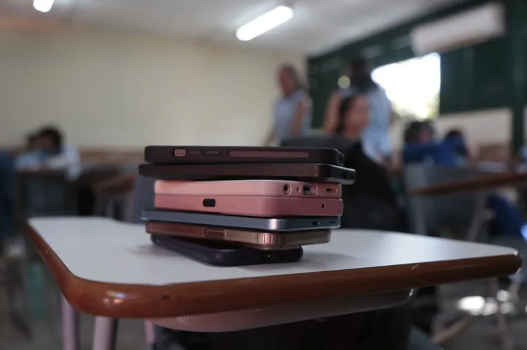 Publicadas diretrizes que detalham possibilidades e restrições de uso de celulares e meios digitais em sala de aula