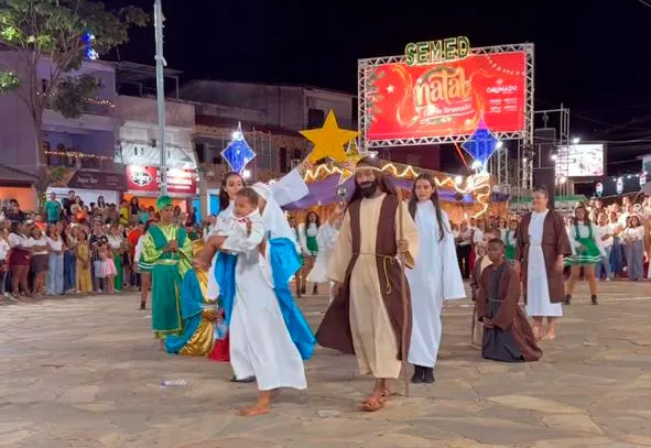 Praça Coronel Zeca Leite recebe última noite do Natal de Brumado com espetáculo das escolas municipais