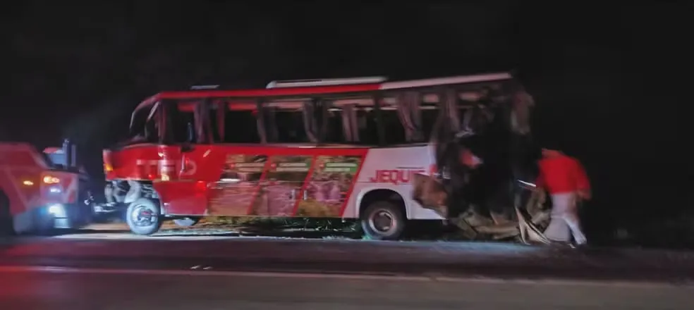 Engavetamento na BR-116 em Jaguaquara deixa 16 feridos