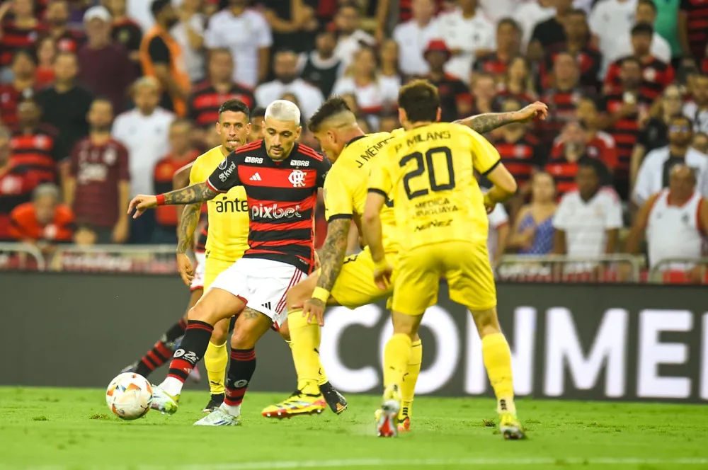 No Maracanã, Flamengo perde para o Peñarol no jogo de ida das quartas da Libertadores