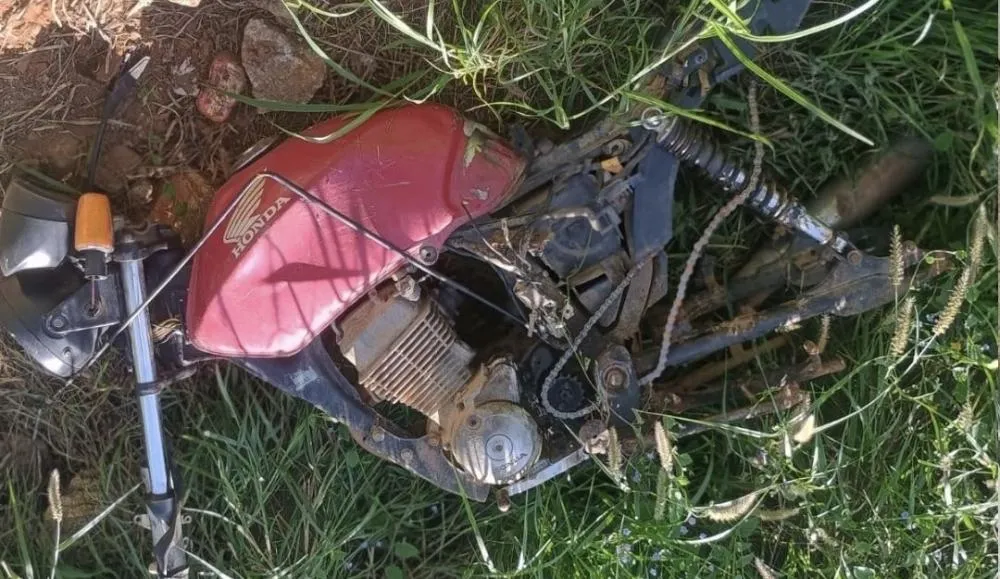 Polícia Militar recupera moto roubada escondida em matagal em Brumado
