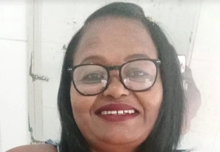 Veículo que levava pacientes de Brumado capota na BR-030 e deixa uma mulher morta