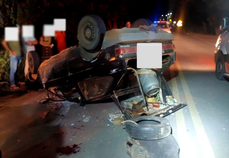 Colisão seguida de capotamento deixa homem ferido na entrada de Mutans, em Guanambi