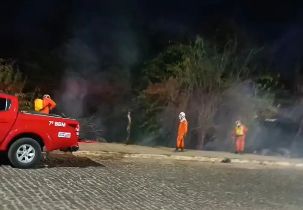 Bombeiros combatem incêndio em terreno no Bairro Santa Teresa, em Brumado