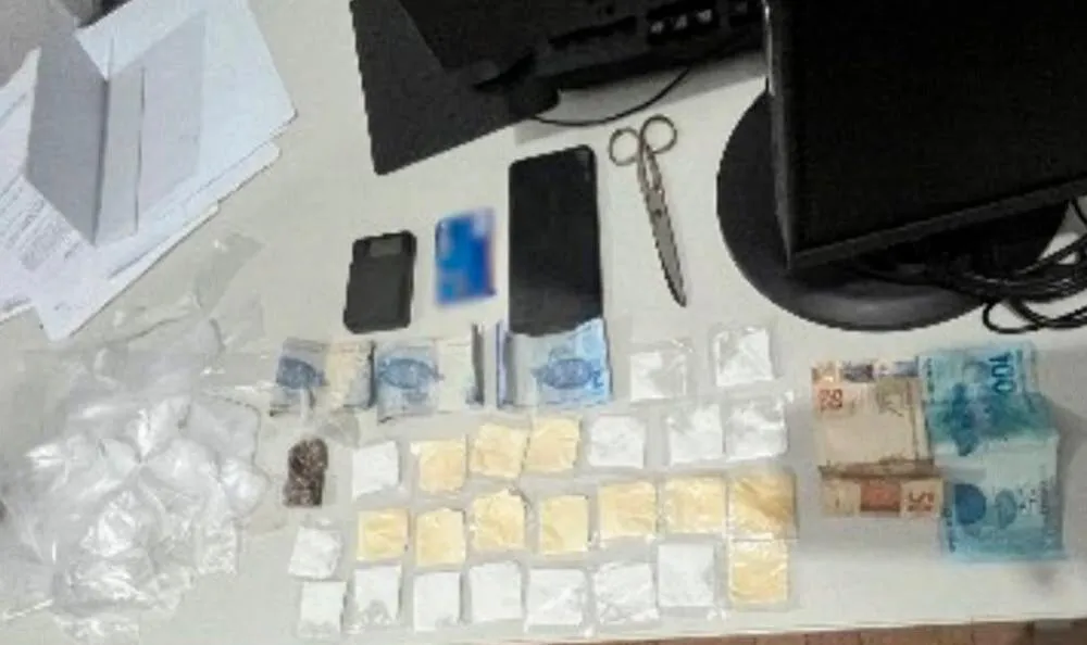 Polícia Militar apreende drogas e materiais do tráfico em Ibipitanga