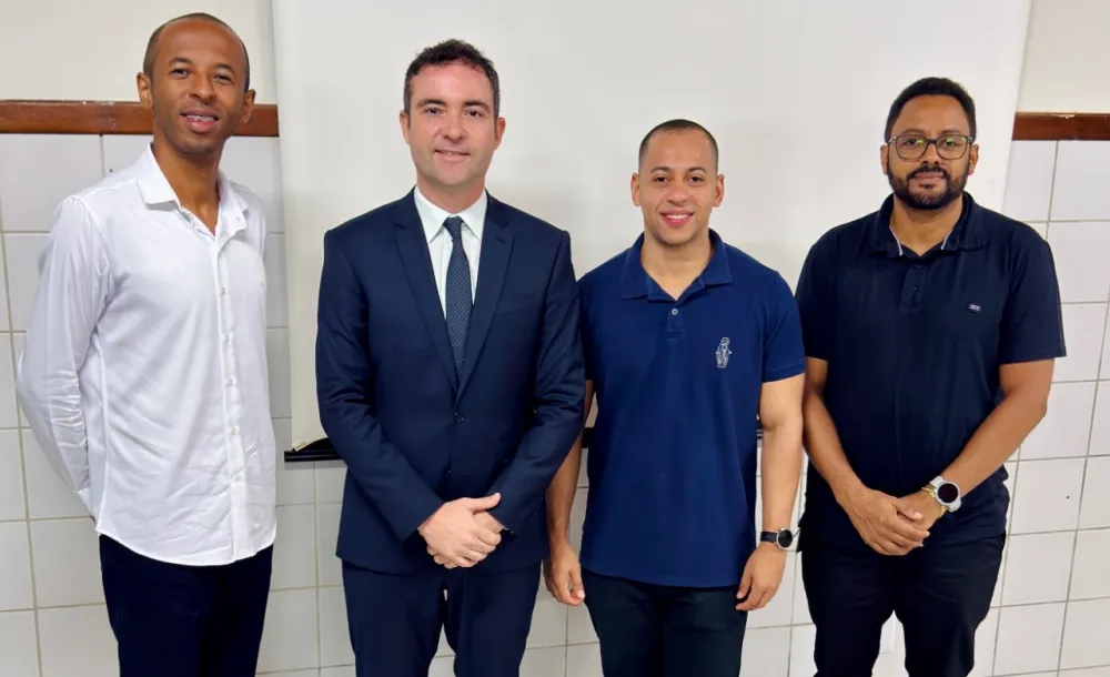Prefeito Fabrício Abrantes se reúne com padres para organizar o Dia do Católico em Brumado