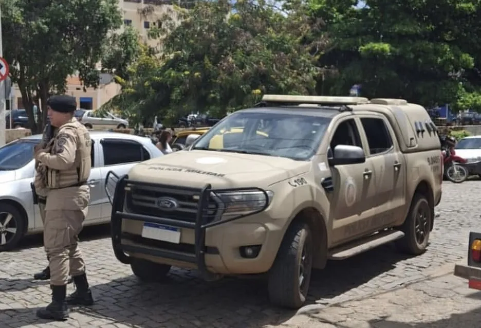 Polícia Militar conduz suspeito por importunação sexual em via pública em Macaúbas
