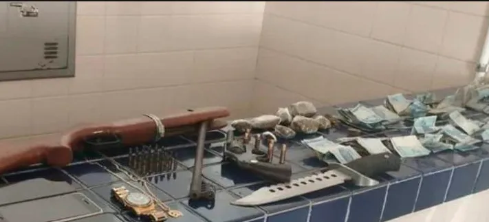 PM prende suspeito de tráfico de drogas e apreende armas e droga em Aracatu