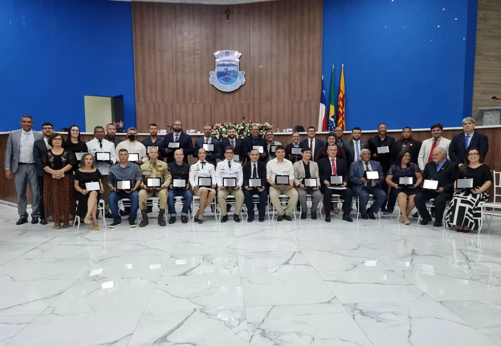 Sessão solene marca a entrega do título de cidadão brumadense