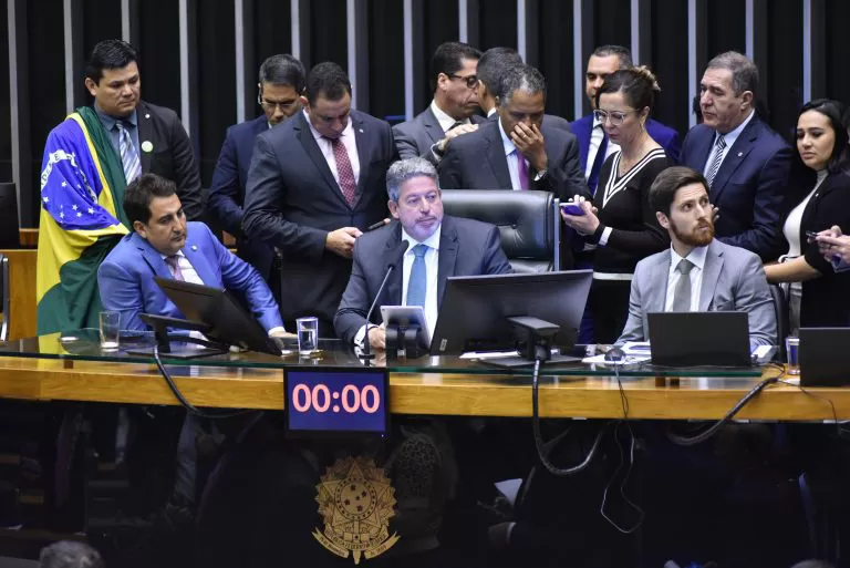 Câmara dos Deputados: Projeto das fake news tem urgência aprovada e irá a voto na próxima terça