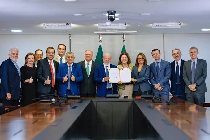 Lula assina MP para zerar imposto federal da ‘taxa das blusinhas’